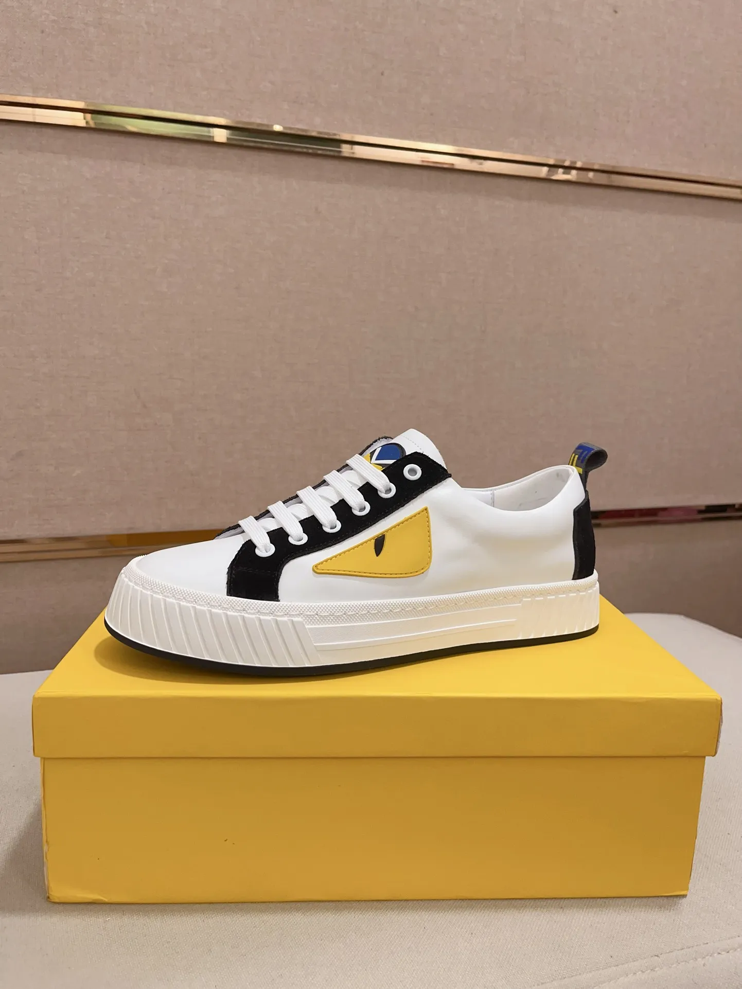 Men's shoes💰: 400💰[Fendi] Fendi's latest casual shoes for men! Available at counters simultaneously! A one-to-one replica of the original. All imported official website one-to-one cowhide fabric. The interior is made of top-grade sheepskin, and the original factory-supplied rubber outsole is used. Leading new fashion concepts. Matching code: 38-44. (can be customized for 45 non-refundable)